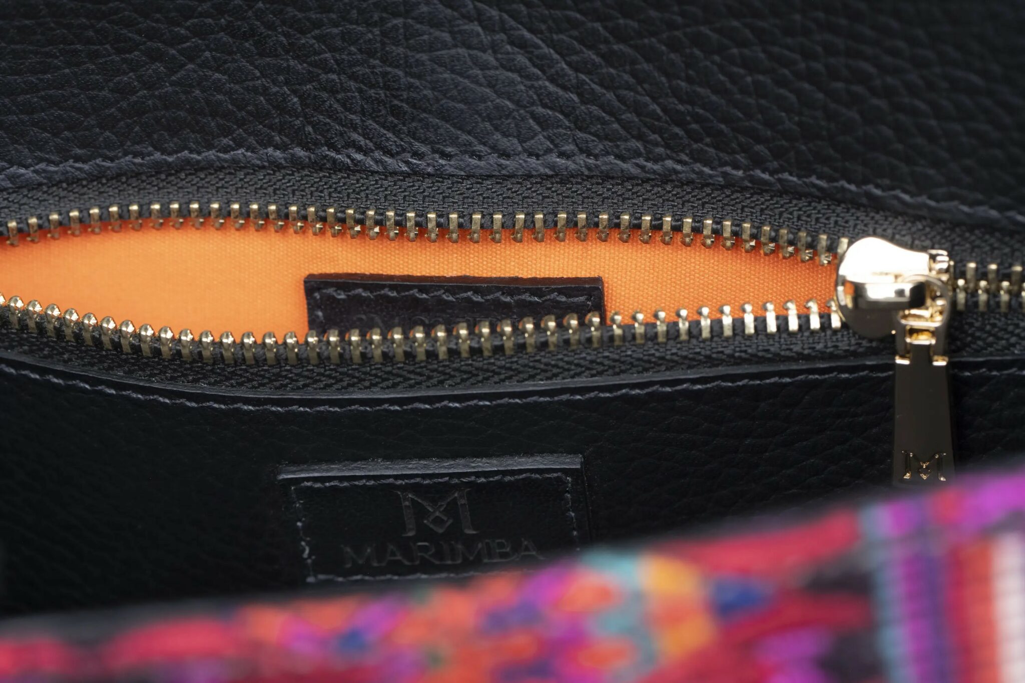 Sac à main en cuir et Huipil de Marimba Couture, modèle El Nativo de couleur gris