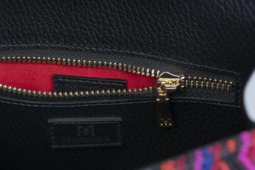 Sac à main en cuir et Huipil de Marimba Couture, modèle El Nativo de couleur gris