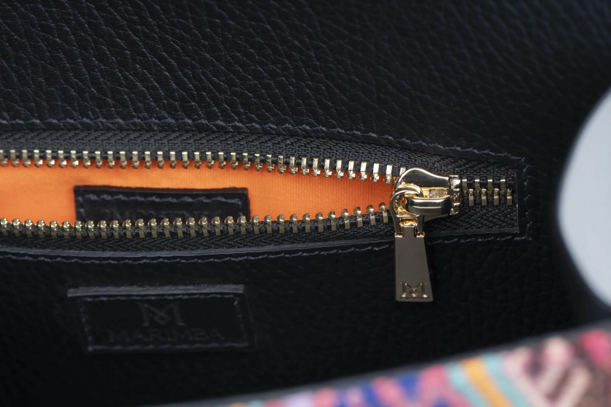 Sac à main en cuir et Huipil de Marimba Couture, modèle El Nativo de couleur gris