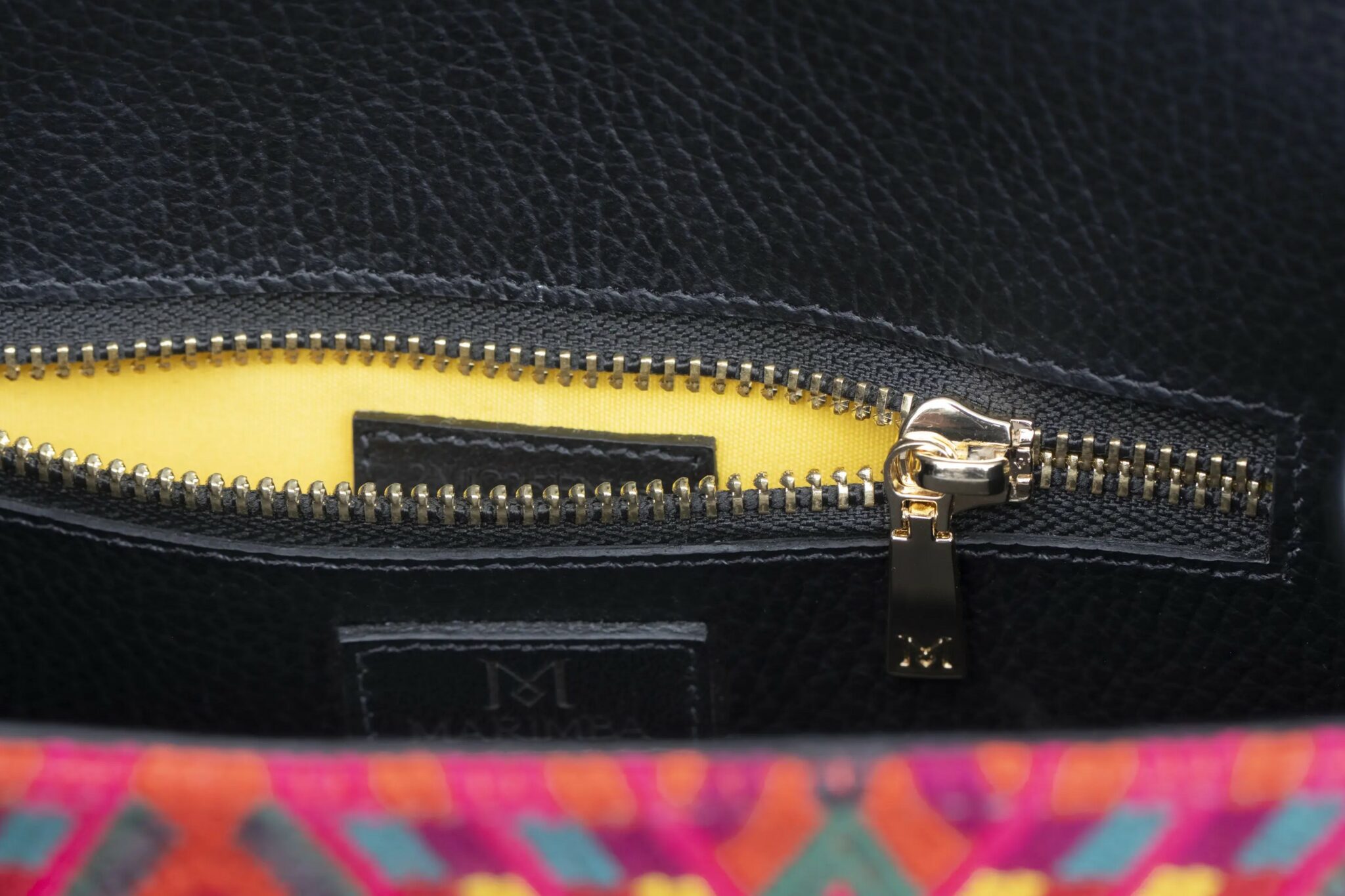 Sac à main en cuir et Huipil de Marimba Couture, modèle El Nativo de couleur gris