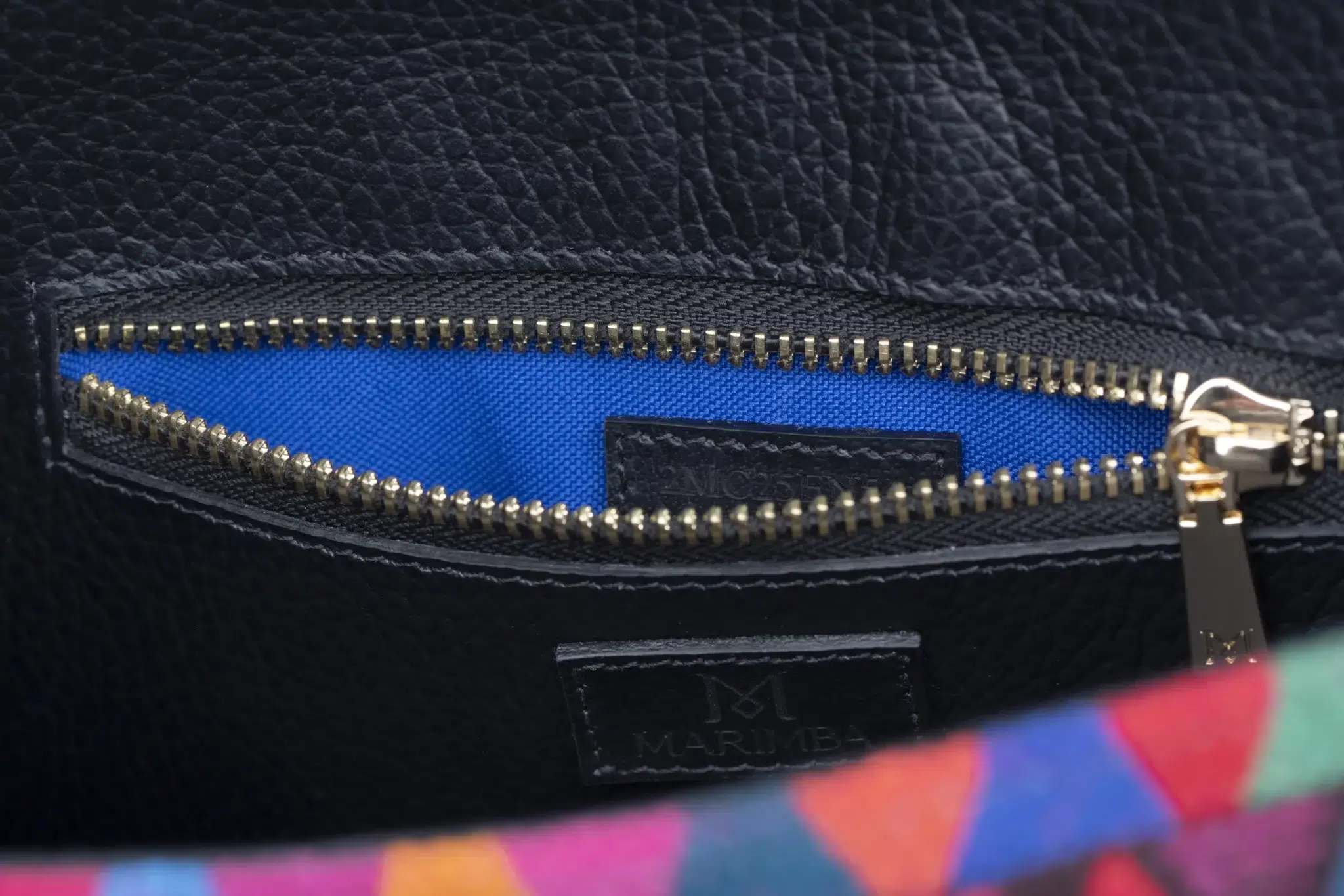 Sac à main en cuir et Huipil de Marimba Couture, modèle El Nativo de couleur gris