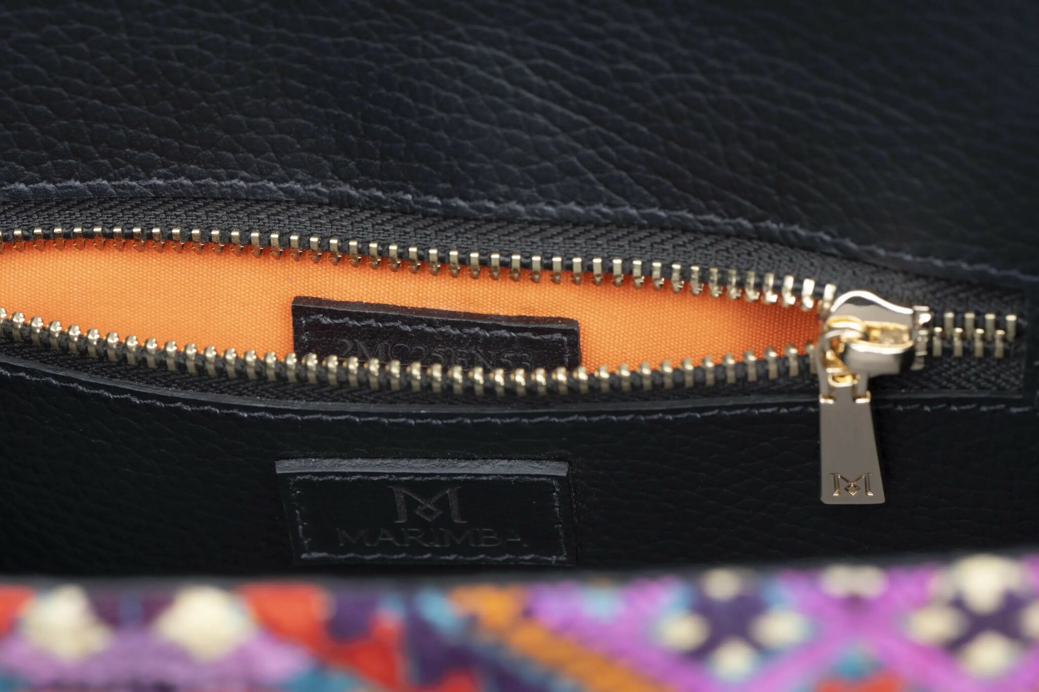 Sac à main en cuir et Huipil de Marimba Couture, modèle El Nativo de couleur gris