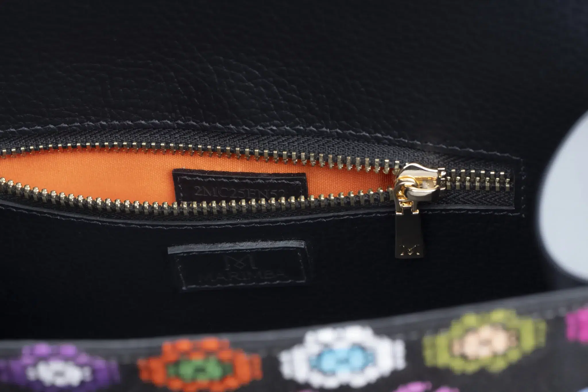 Sac à main en cuir et Huipil de Marimba Couture, modèle El Nativo de couleur gris