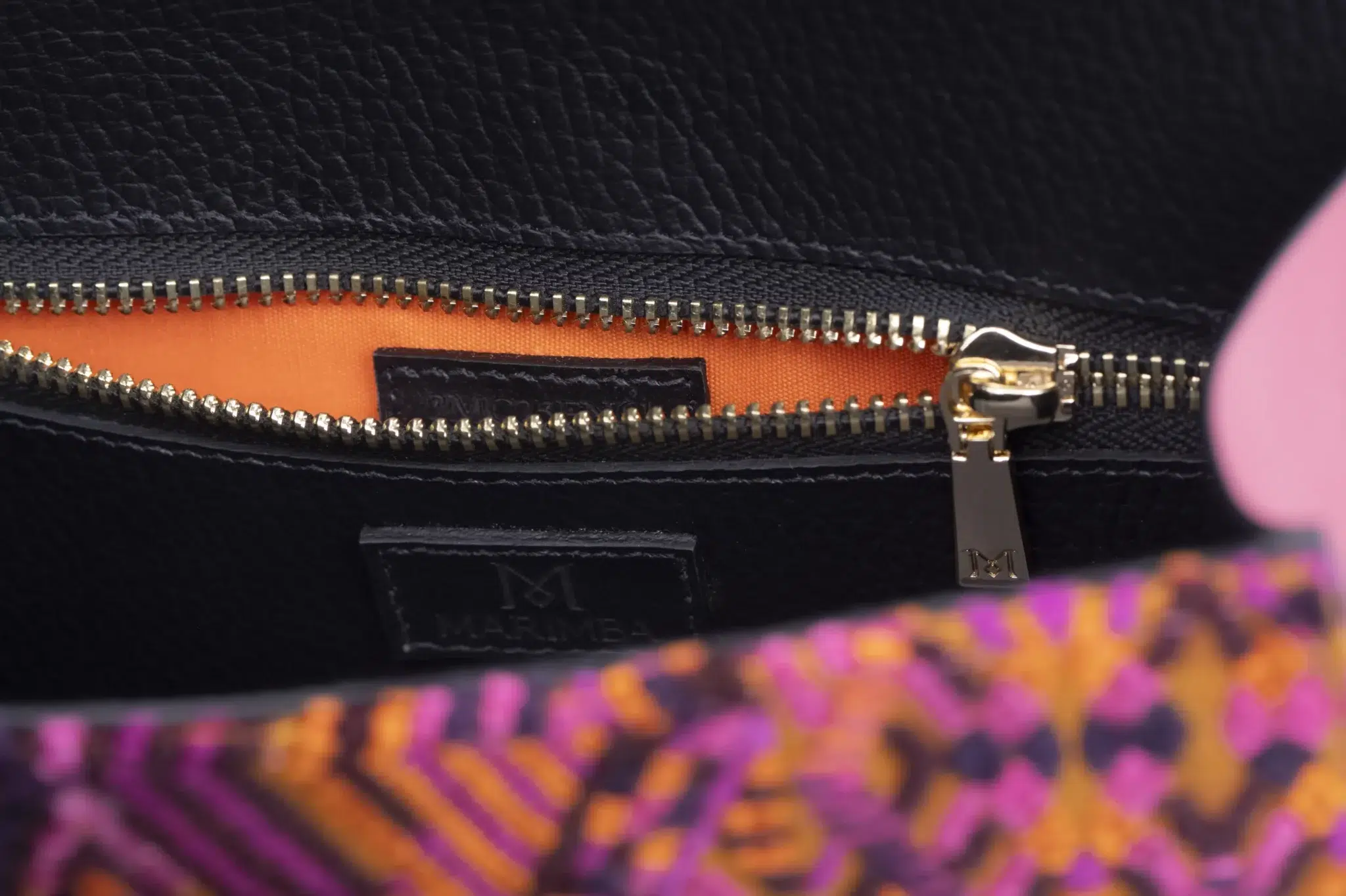 Sac à main en cuir et tivo de couleur roseHuipil de Marimba Couture, modèle El Na