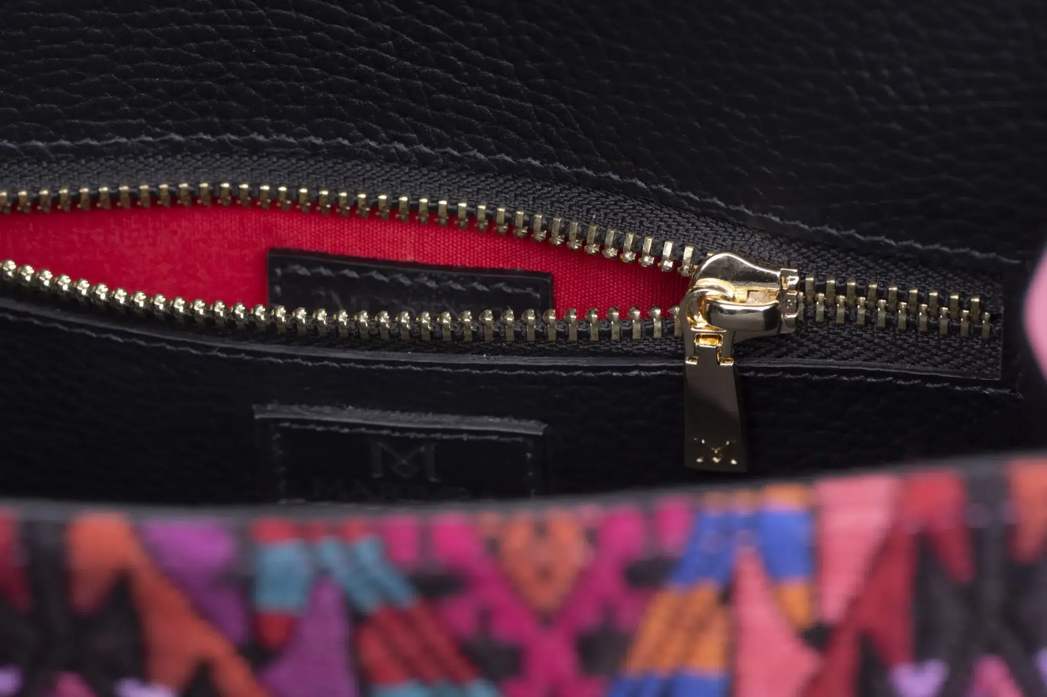 Sac à main en cuir et Huipil de Marimba Couture, modèle El Nativo de couleur rose