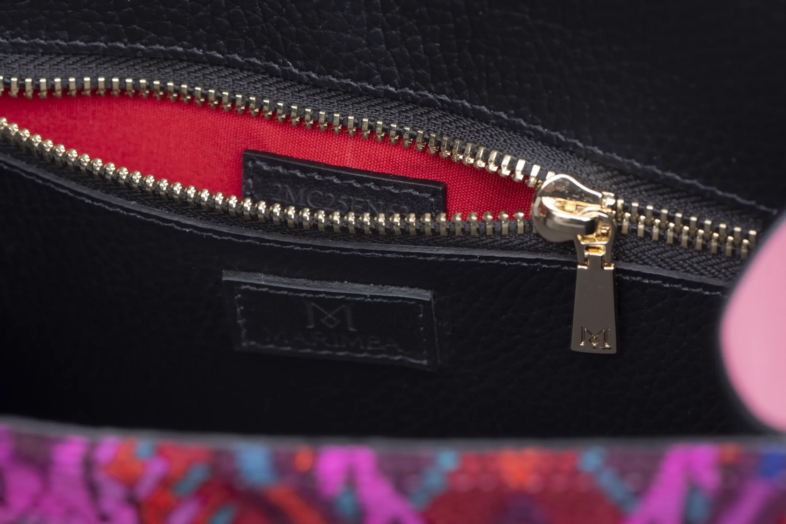 Sac à main en cuir et Huipil de Marimba Couture, modèle El Nativo de couleur rose