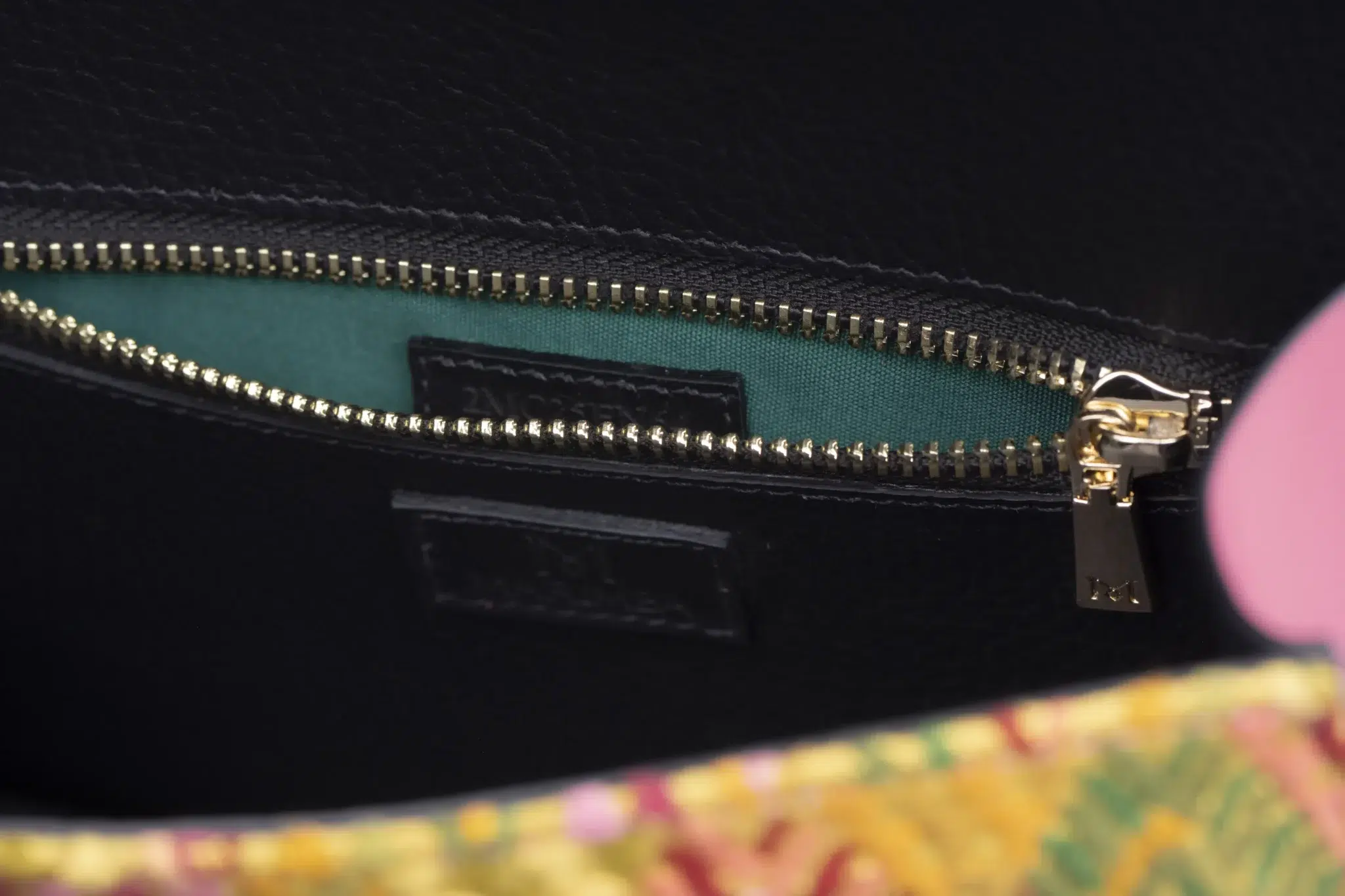 Sac à main en cuir et Huipil de Marimba Couture, modèle El Nativo de couleur rose