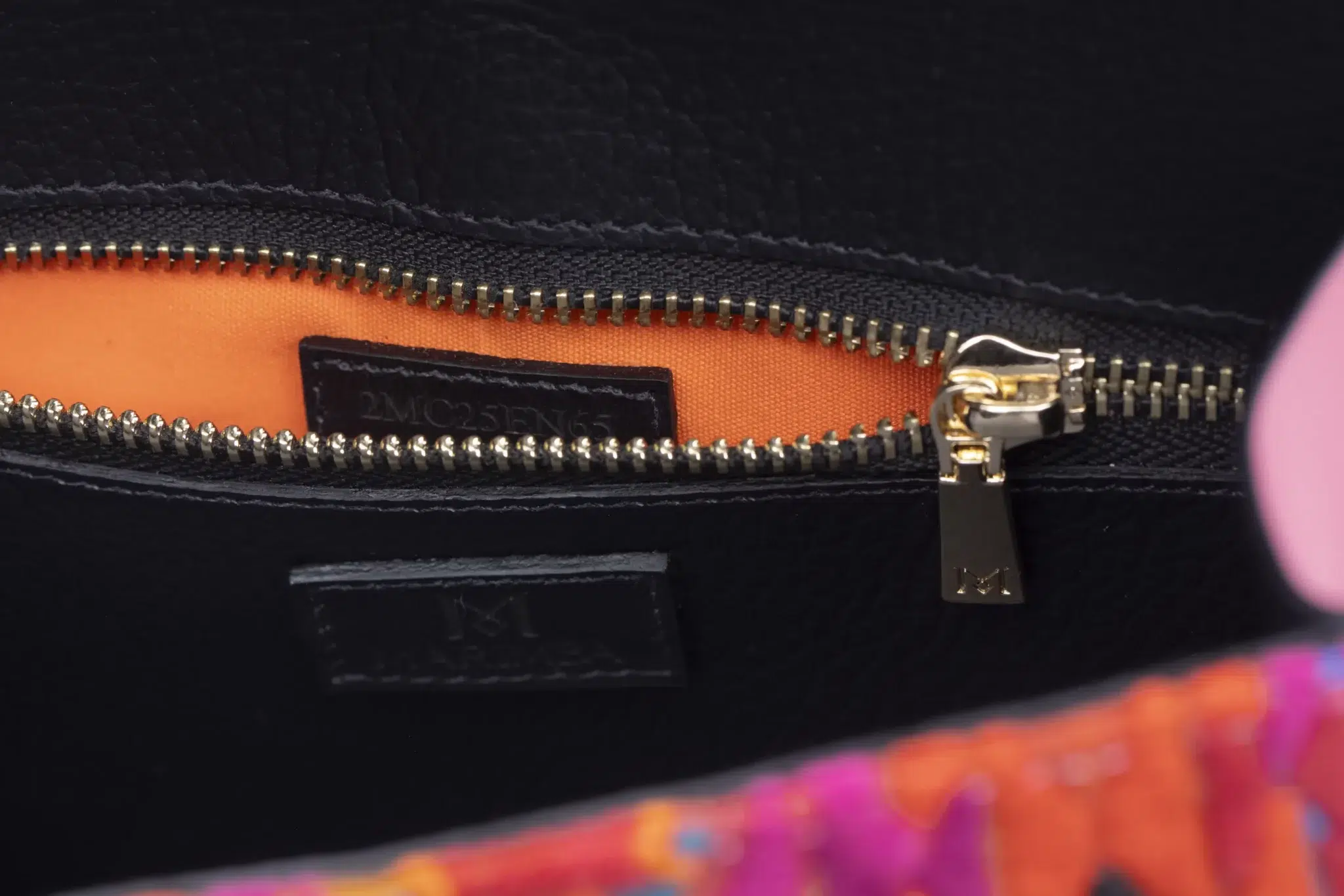Sac à main en cuir et Huipil de Marimba Couture, modèle El Nativo de couleur rose