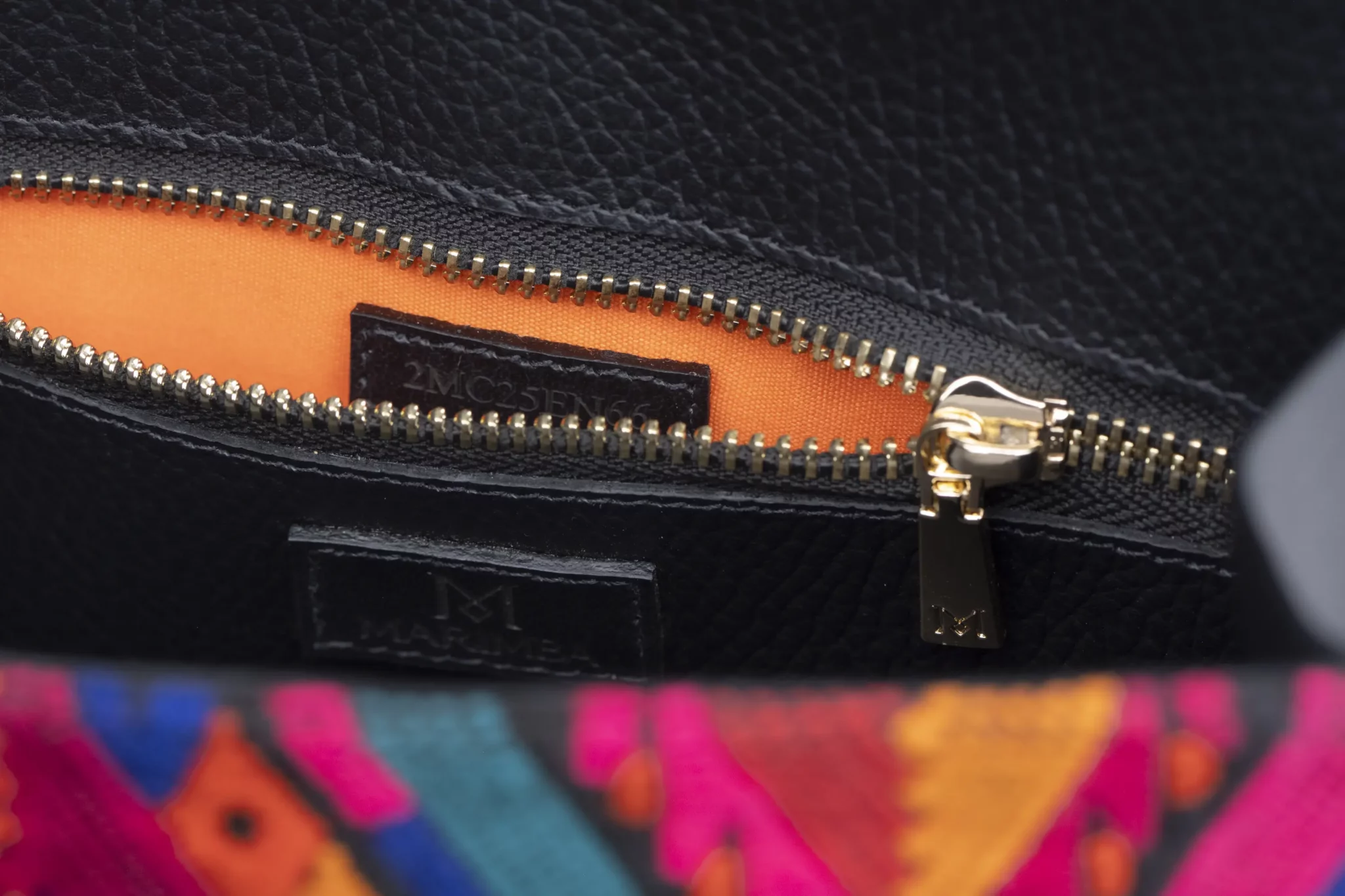 Sac à main en cuir et Huipil de Marimba Couture, modèle El Nativo de couleur noir
