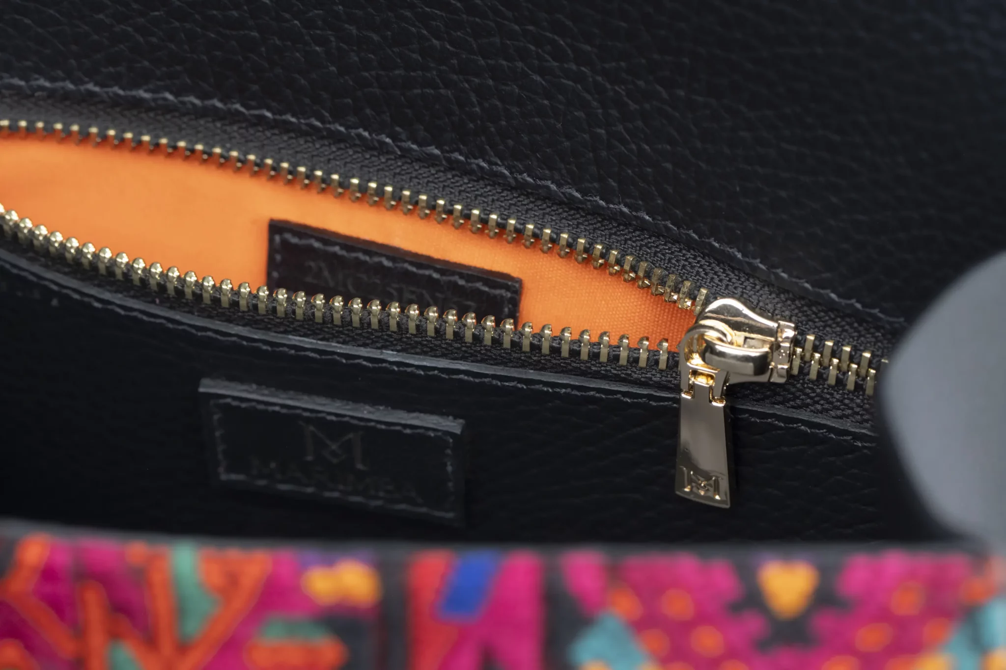 Sac à main en cuir et Huipil de Marimba Couture, modèle El Nativo de couleur noir