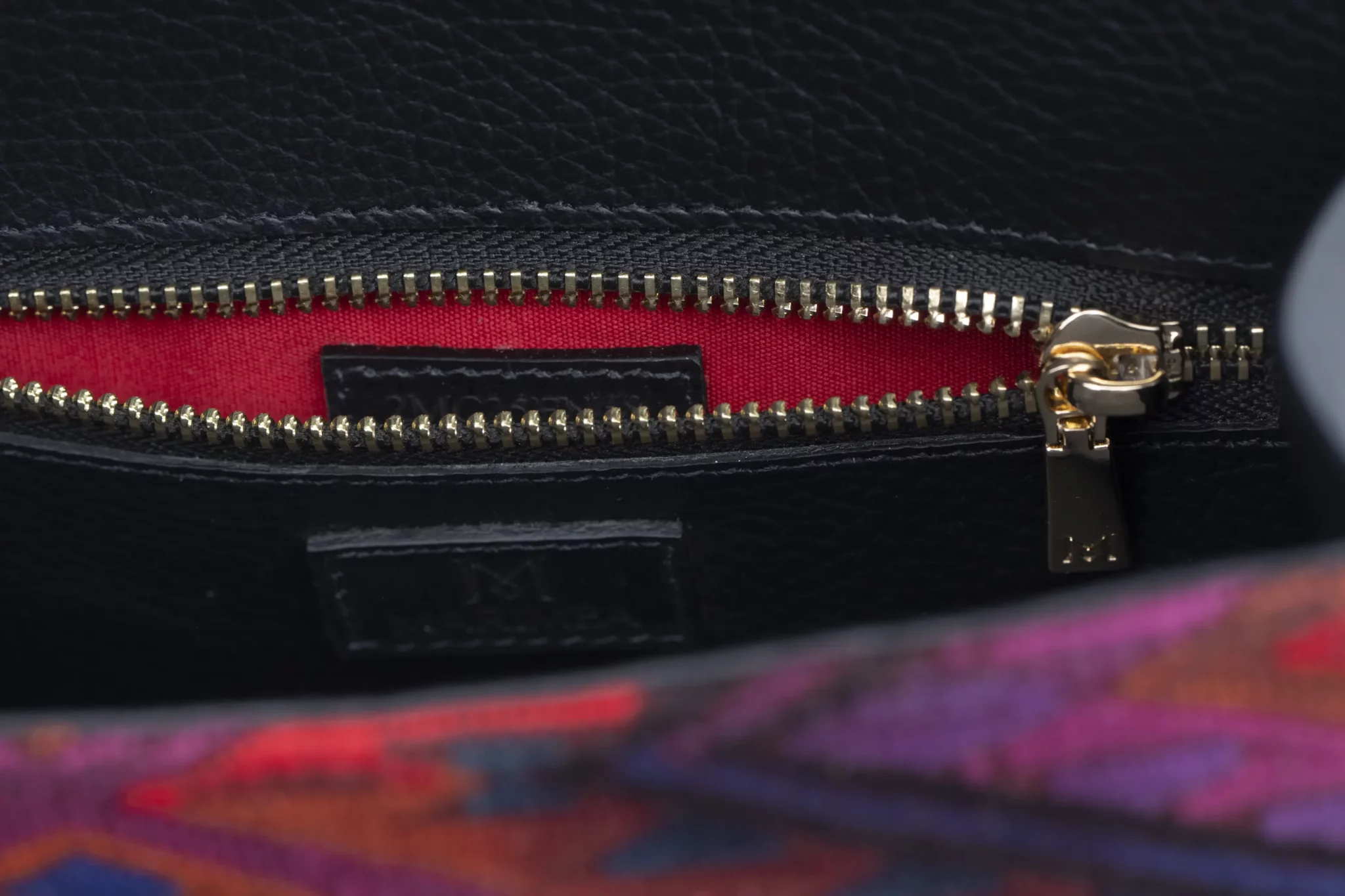 Sac à main en cuir et Huipil de Marimba Couture, modèle El Nativo de couleur noir