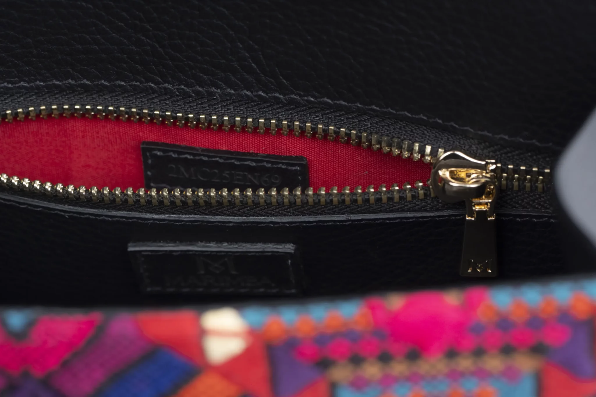 Sac à main en cuir et Huipil de Marimba Couture, modèle El Nativo de couleur noir