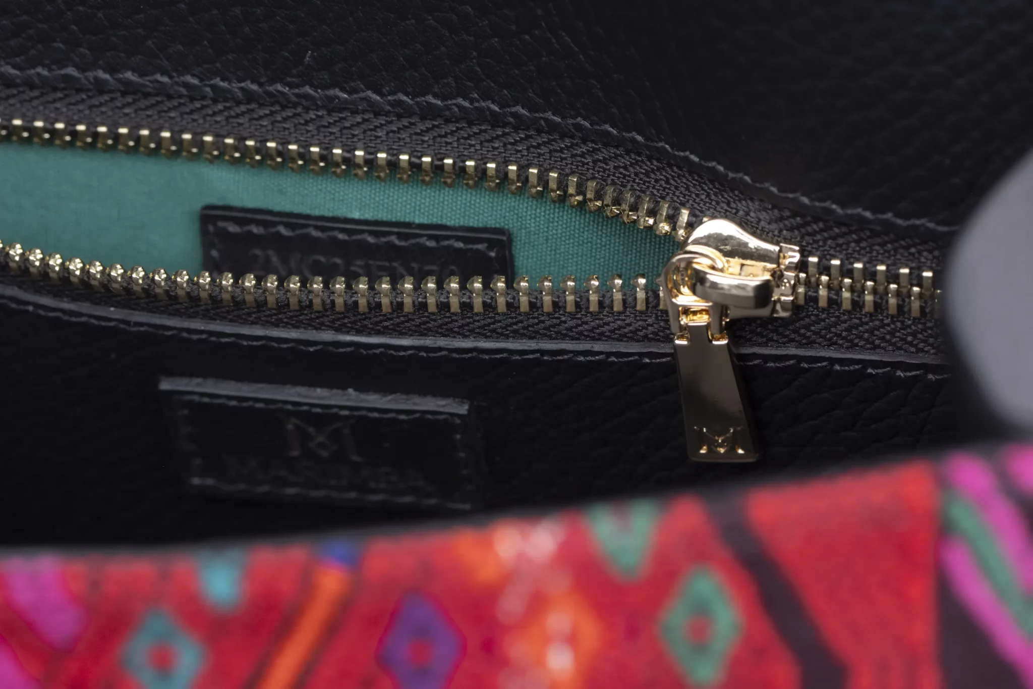 Sac à main en cuir et Huipil de Marimba Couture, modèle El Nativo de couleur noir